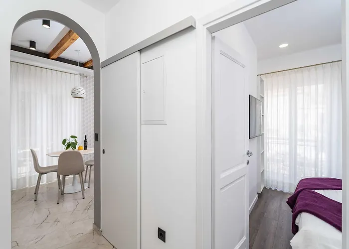 One Bedroom With Balcony 아파트