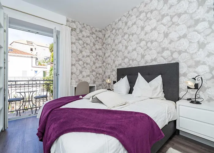 One Bedroom With Balcony 아파트 믈리니