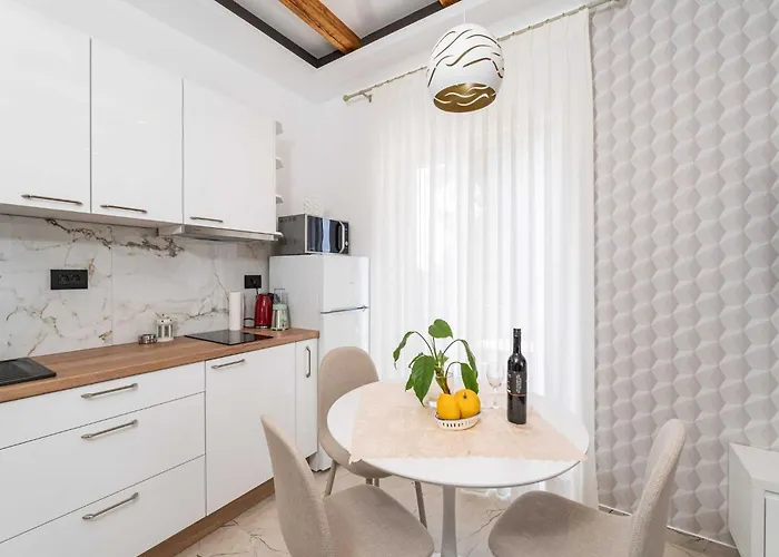 아파트 One Bedroom With Balcony *